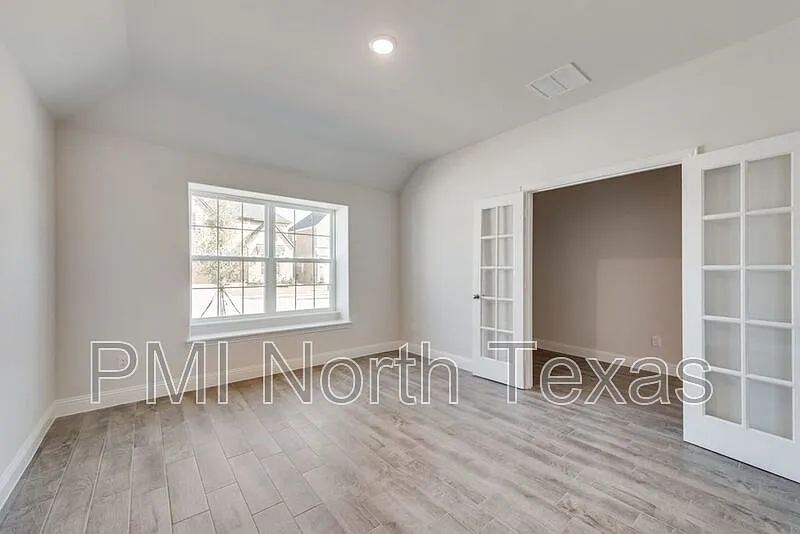 4 bed, 2.0 bath, 1945 sqft, $2,200 — Photo 3