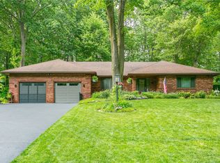 10 Woodbriar Ln, Rochester, NY 14624