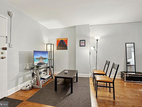 5th image of 940 25th St NW #104