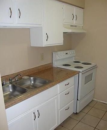 5th image of 3522 Vespasian St #130