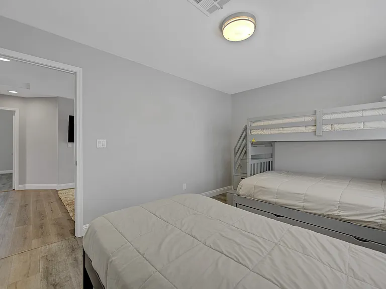 2239 Le Conte Ave — Photo 46