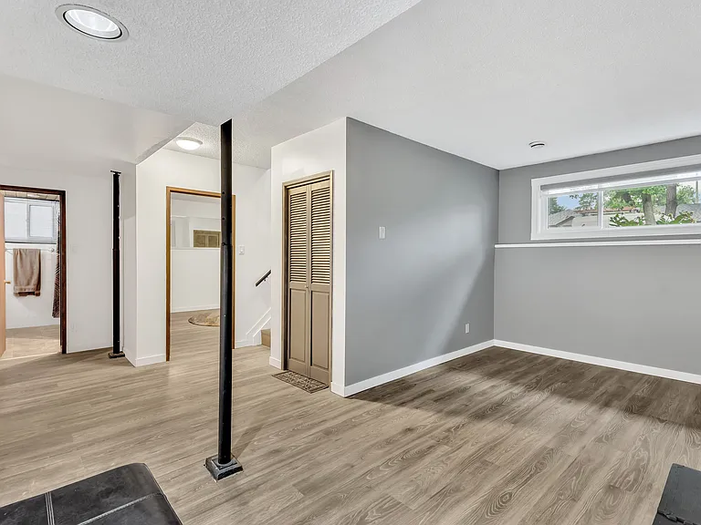 239 Oakview Ave — Photo 12