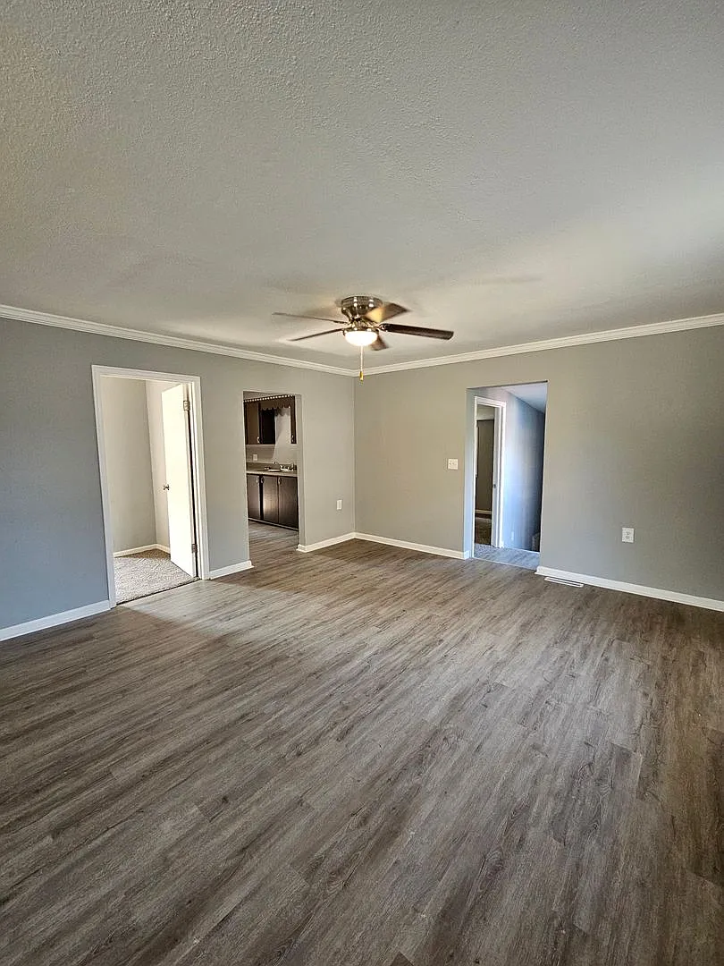 3 bedroom | 1 bathroom | Large lot | Pets welcome! — Photo 4