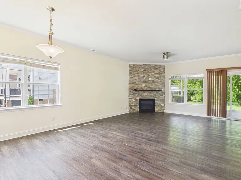 4901 Warwick Rd E — Photo 6