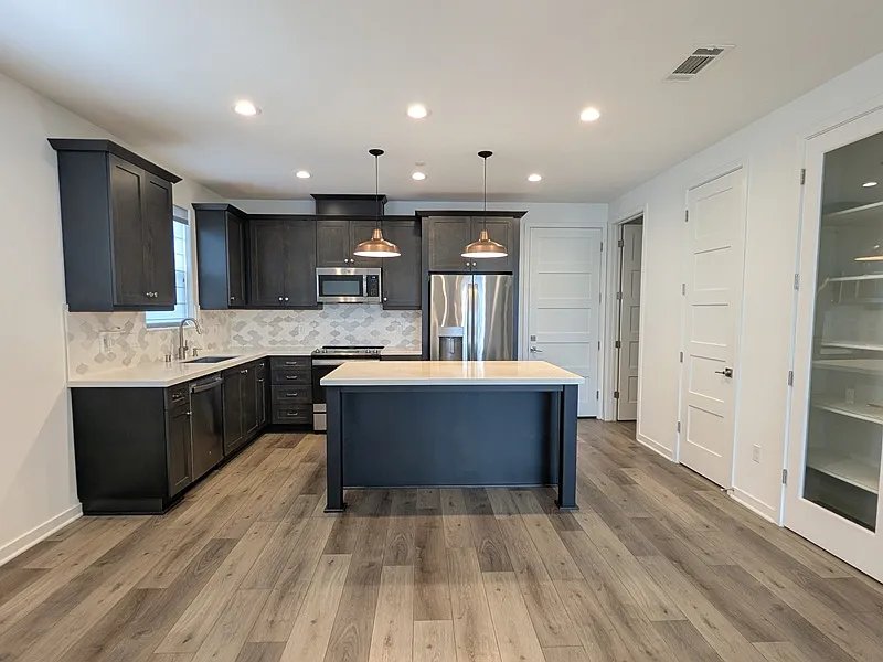 3 bed, 2.5 bath, 1673 sqft, $4,500 — Photo 4