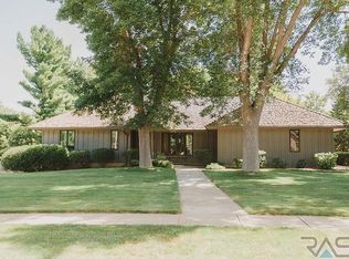 2716 E Woodland Hills Rd, Sioux Falls, SD 57103