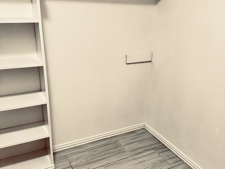 1004 Silverthorn Ct — Photo 15