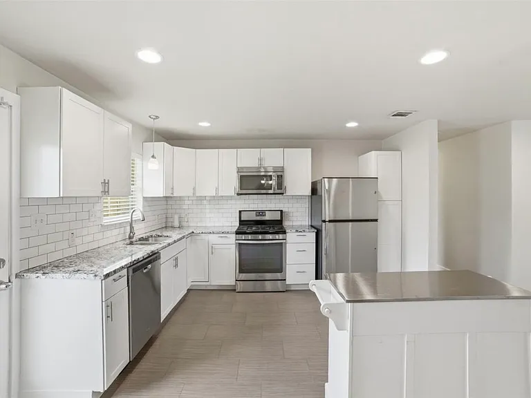 Kitchen (with floating island, movable)