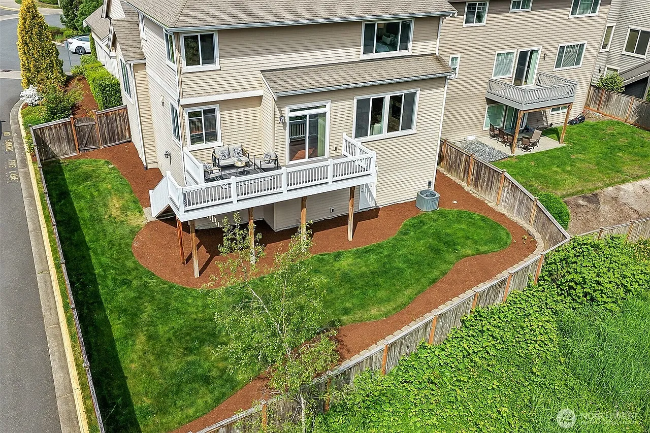 4 bed, 3030 sqft, $5,150 — Photo 3