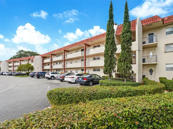 300 S Hollybrook Drive #302, Pembroke Pines, FL 33025