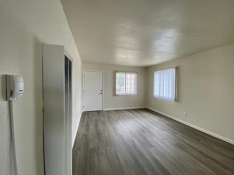 1047 W 8th St — Photo 5
