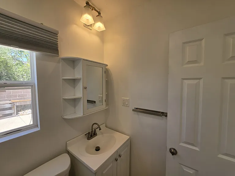 10533 Nassau Ave — Photo 12
