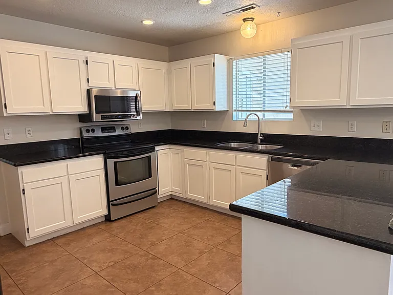 1743 W Green Valley Ln — Photo 7