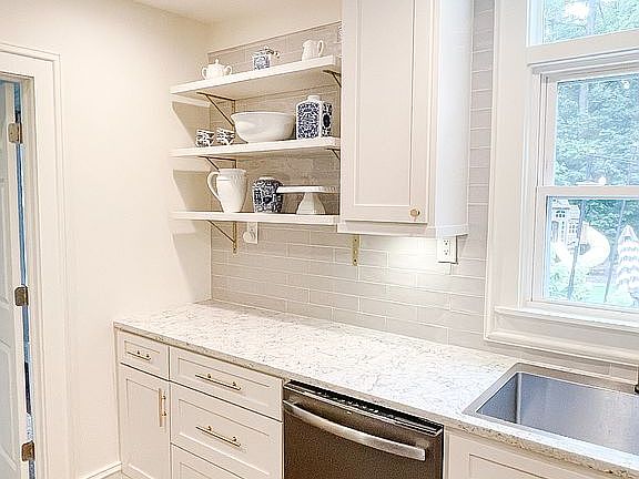 3rd image of 5214 Fox Hill Dr