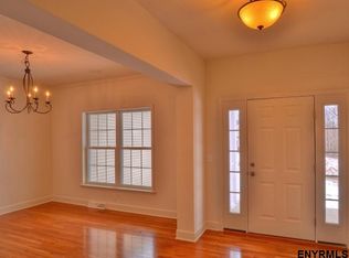 9 Cragmoor Ln, Colonie, NY