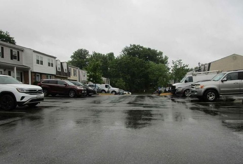 Exterior Neighborhood (street photo)