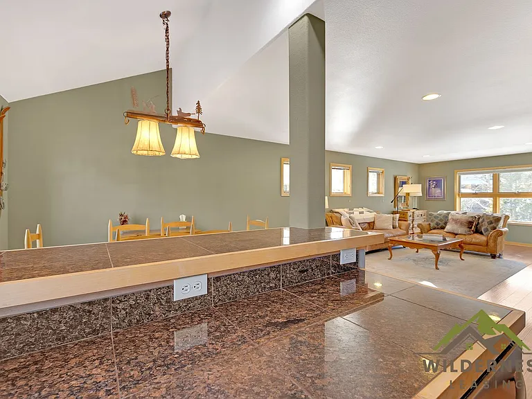 729B Meadow Dr — Photo 5