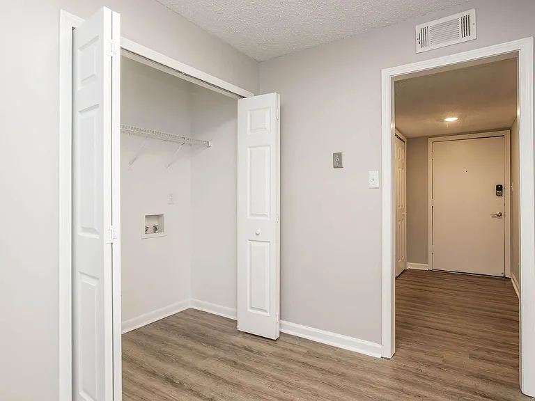 Kingston Pointe Apartments — Photo 26