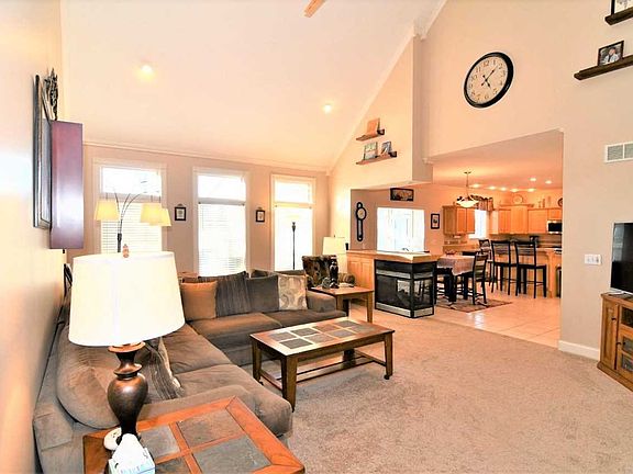 5th image of 2133 Lakes Edge Dr