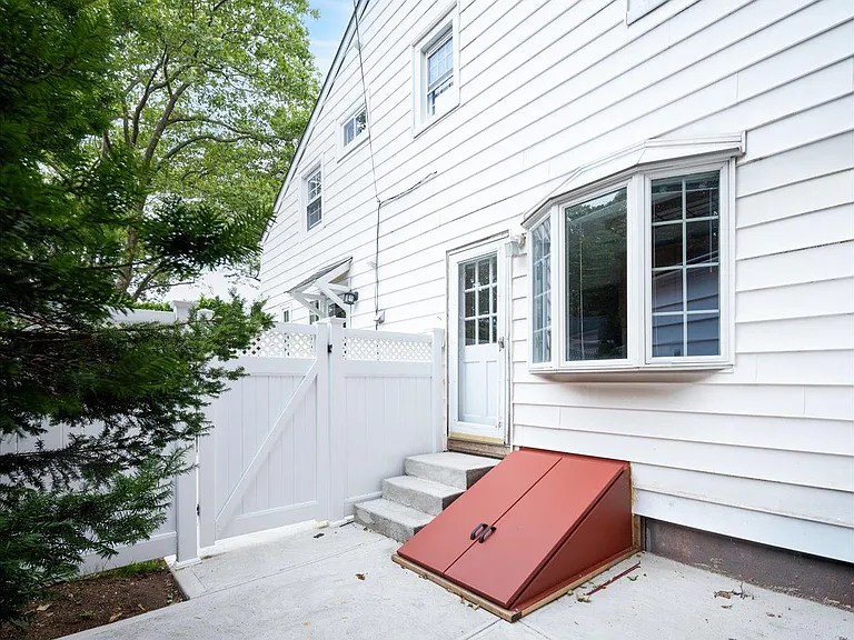 32 Chester Ave — Photo 21