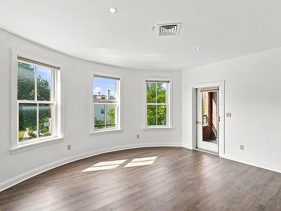 3rd image of 40 College Street #514c