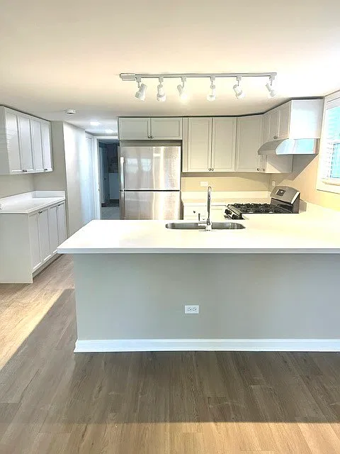 2 bed, 1000 sqft, $1,900 — Photo 3
