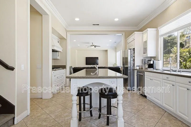 5 bed, 5.5 bath, 4500 sqft, $7,995 — Photo 4
