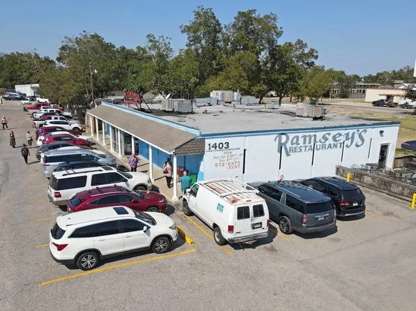 1403 N Navarro St, Victoria, TX 77901