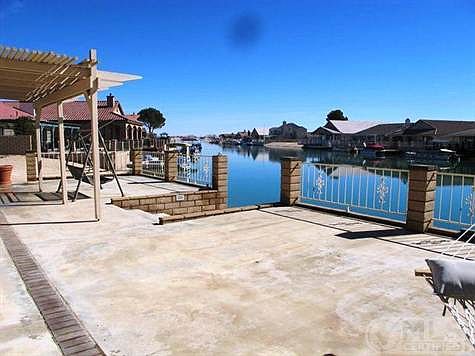 Extra large patio, great for entertaining.