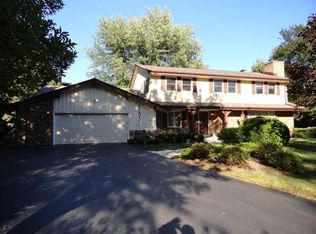 10332 N Fontainbleau Ct, Mequon, WI 53092