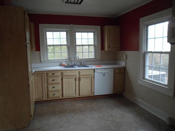 5th image of 300 NE Dahlia Dr