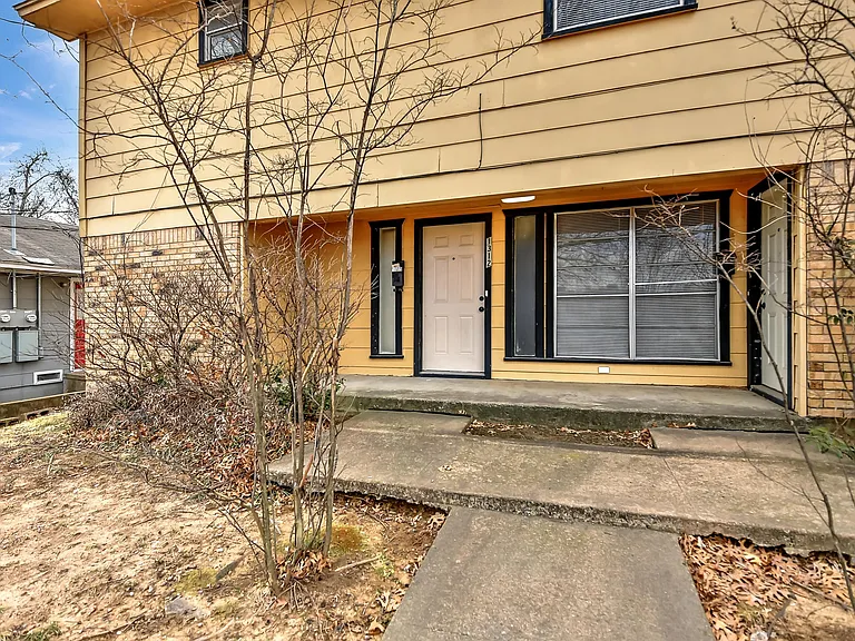 1312 N Travis St — Photo 2