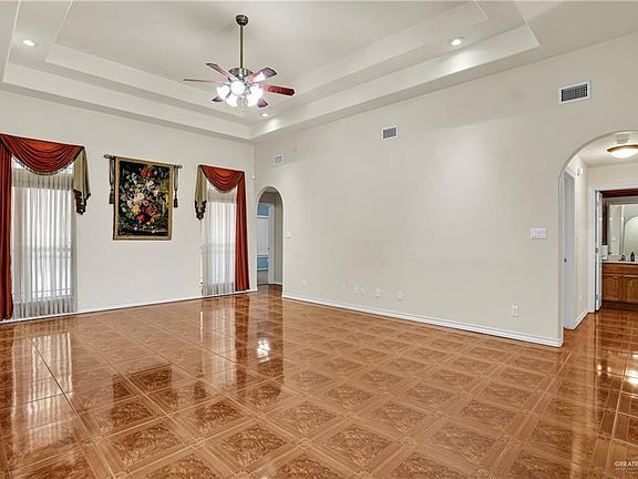 4th image of 2200 E 25th St