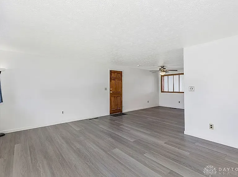 2090 Mattis Dr — Photo 5