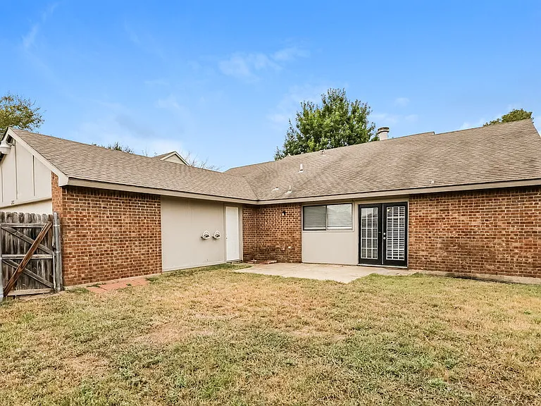 1385 Southridge Dr — Photo 16