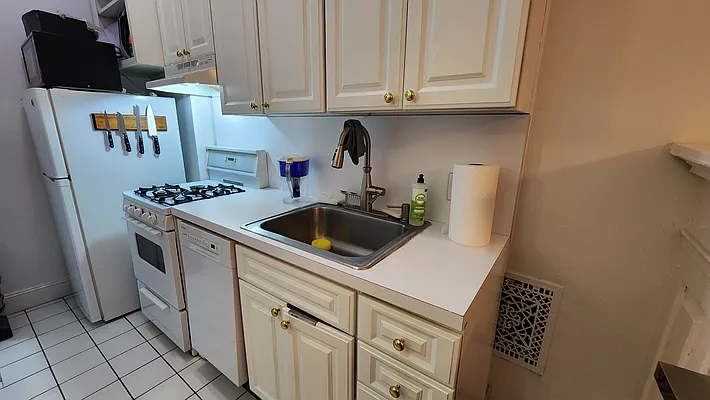 Rented by Metropolitan Realty | media 10