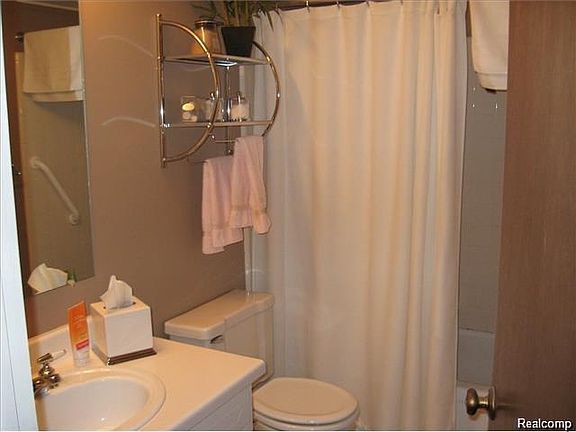 5th image of 1840 Torquay Ave #1