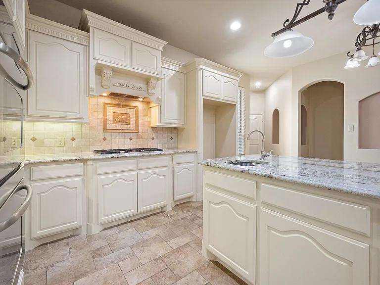 10941 Yorkshire Ln — Photo 12