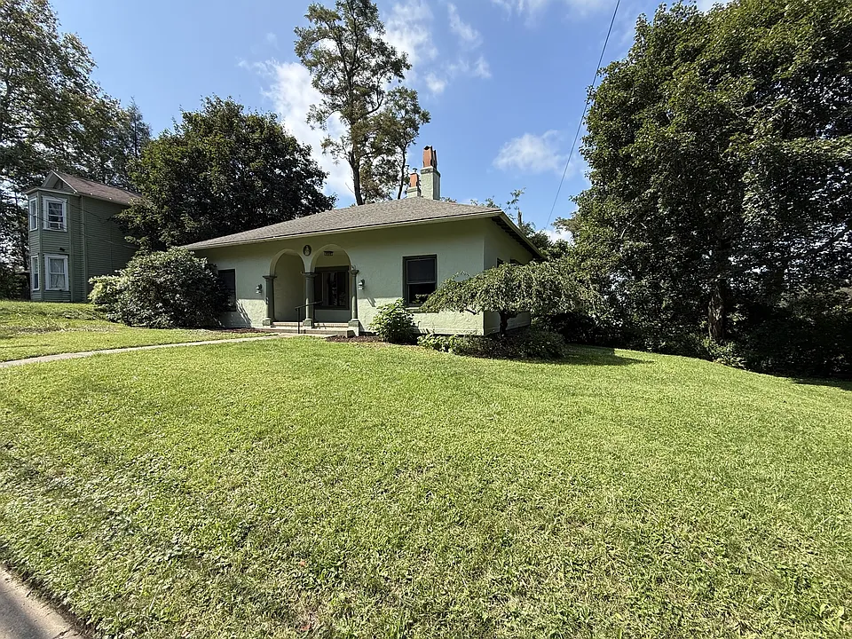 819 Saint Clair Ave
