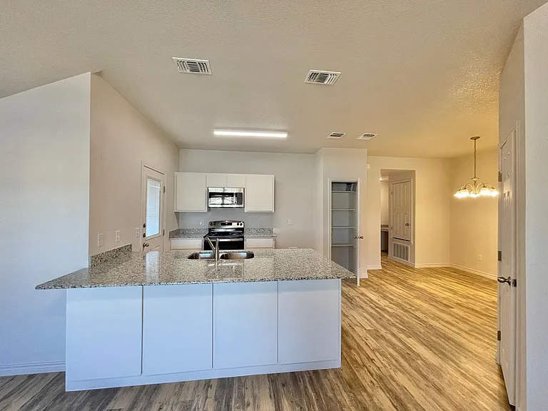 1801 Castroville Trl — Photo 5