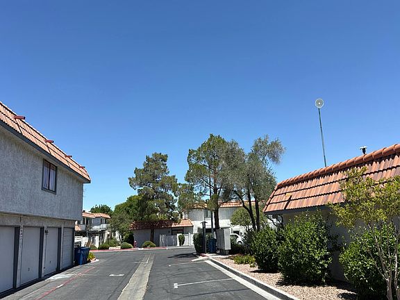 4th image of 6905 Round Tree Dr Unit B