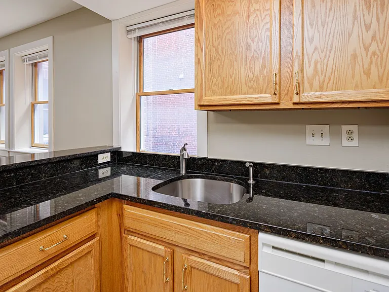Astor Court Apartments — Photo 4