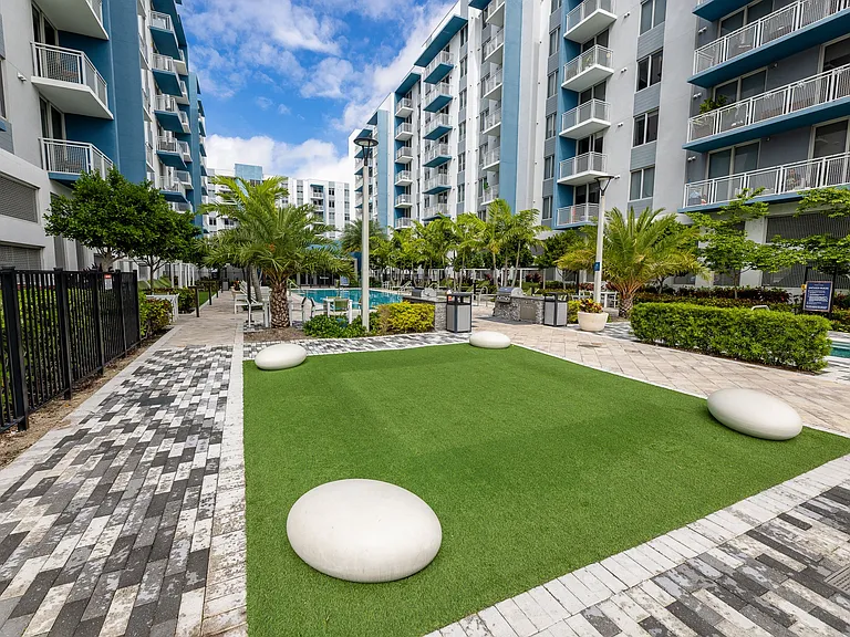 Pura Vida Hialeah Luxury Apartments — Photo 34