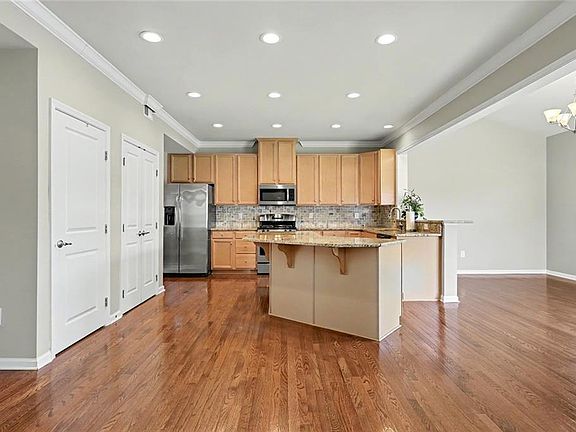 4th image of 3812 Lusk Way
