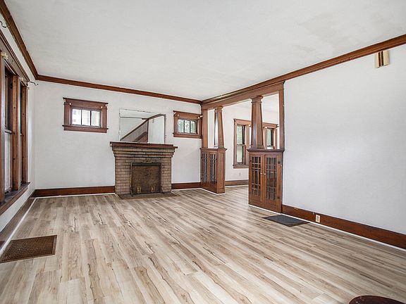 3rd image of 207 Wood St N