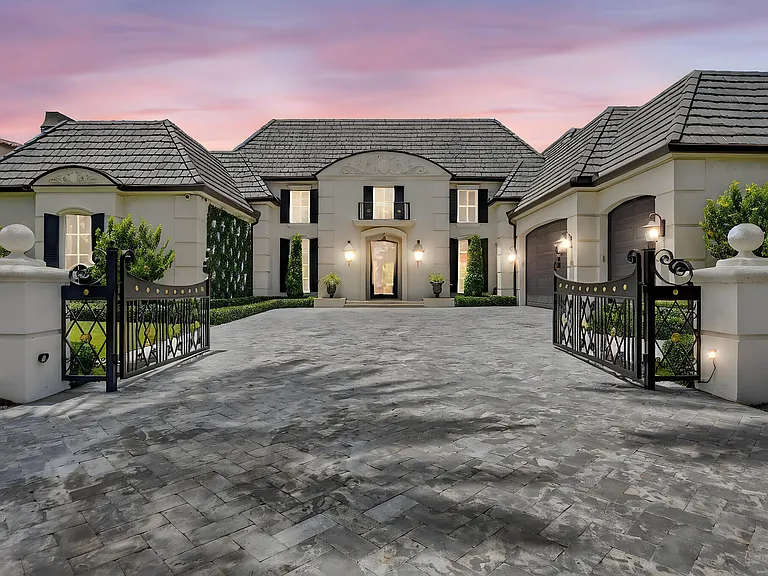 377 E Coconut Palm Rd — Photo 3