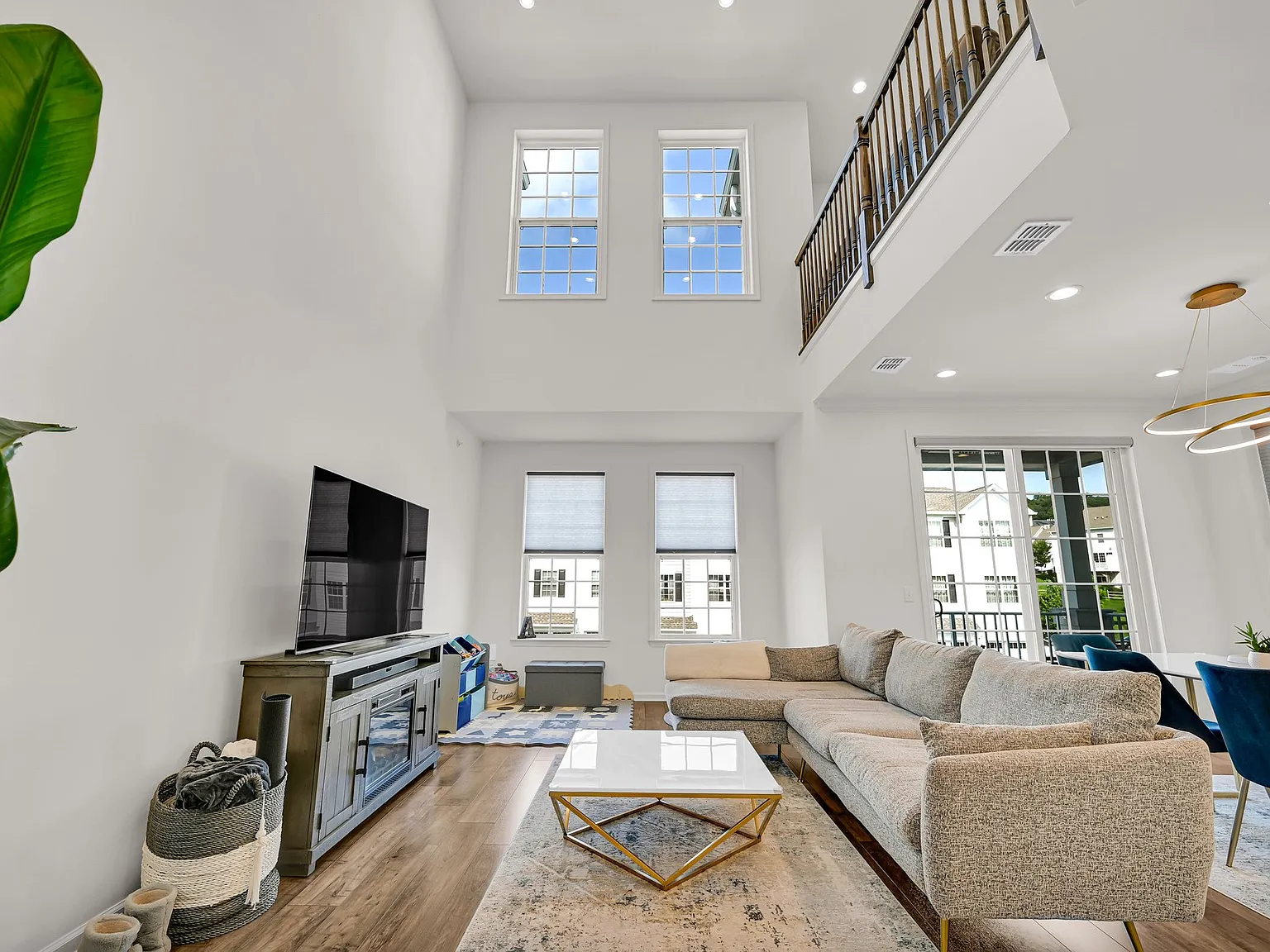 3 bed, 2.5 bath, 2039 sqft, $5,300 — Photo 3