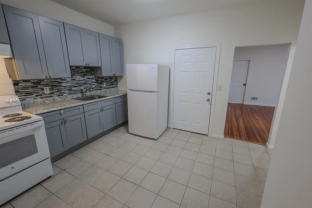 4 bed, 1.0 bath, 1250 sqft, $3,700 — Photo 1
