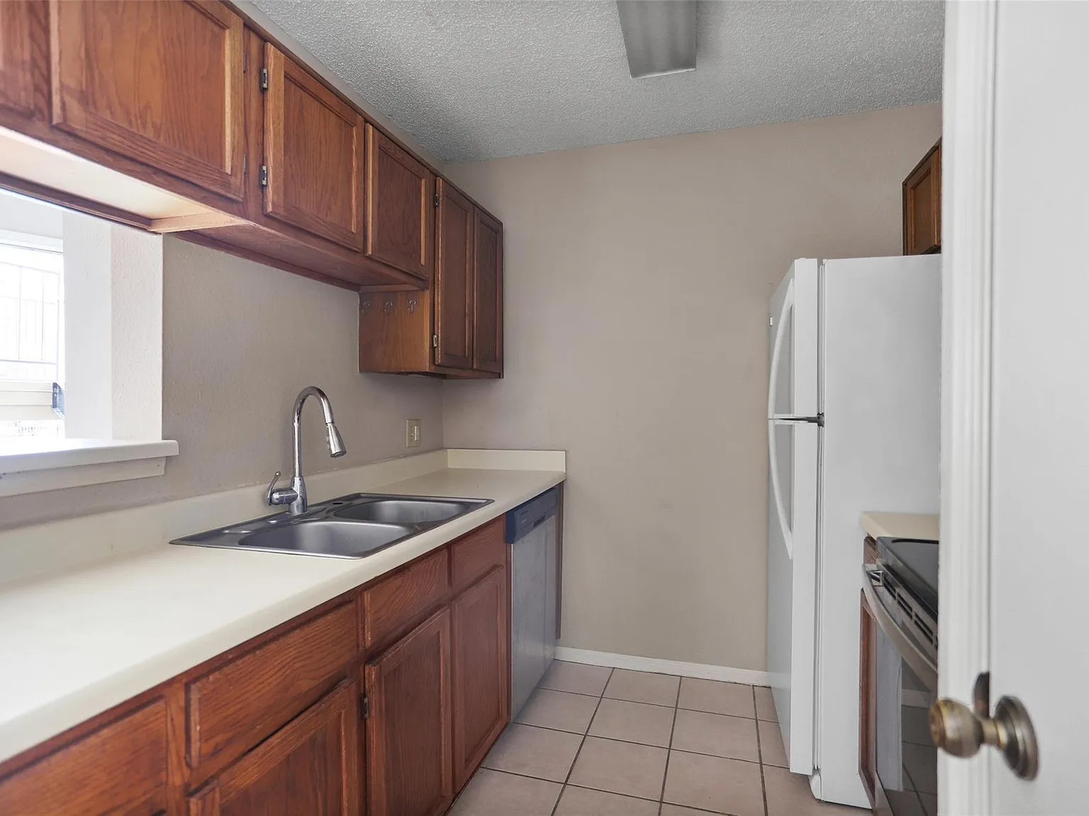 2 bed, 1.0 bath, 948 sqft, $1,150 — Photo 3