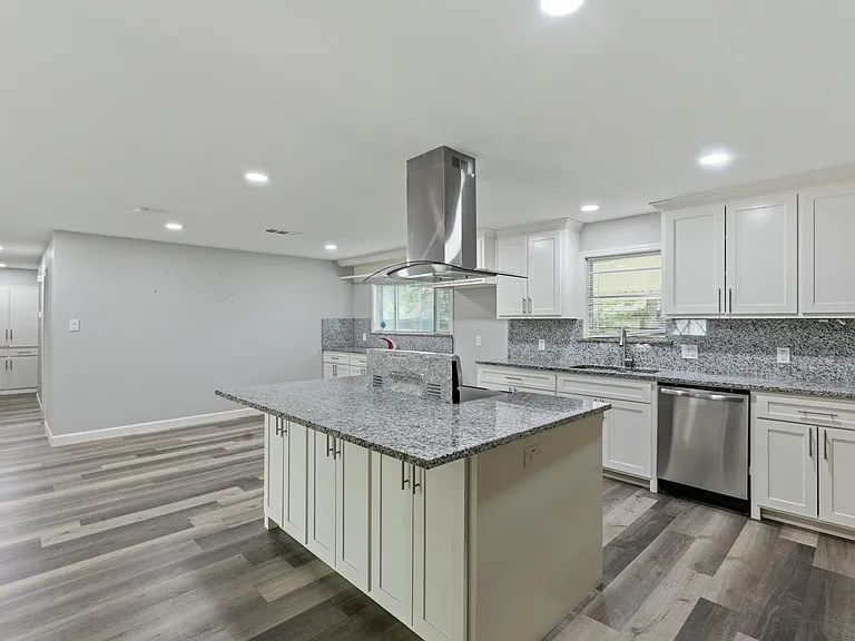 1508 Grantland Cir — Photo 2
